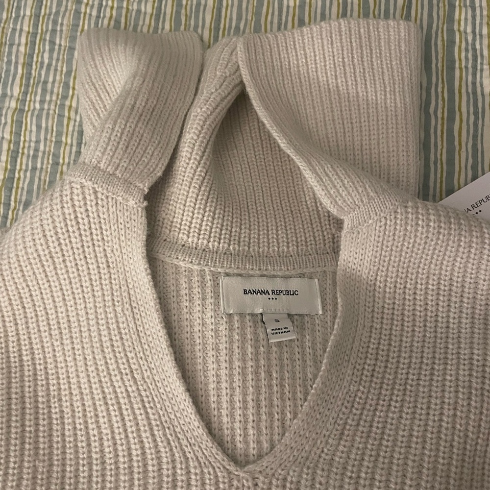 Brand new with tags!- beautifully layering sweater from banana republic!!🙌🎉💕